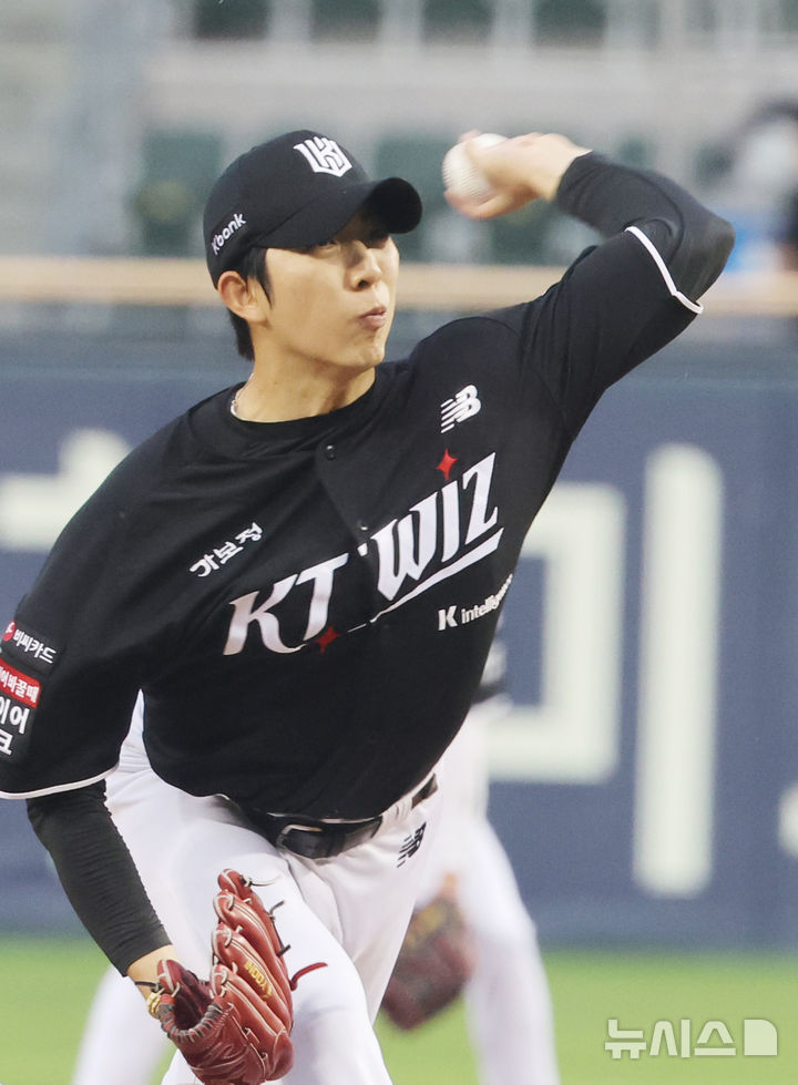 [서울=뉴시스] 박주성 기자 = 27일 오후 서울 송파구 잠실야구장에서 열린 2026 신한 SOL KBO리그 KT 위즈 대 두산 베어스의 경기, KT 선발 오원석이 역투하고 있다. 2026.05.27. park7691@newsis.com
