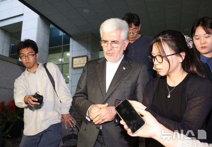 [서울=뉴시스] 조수정 기자 = 사이드 쿠제치 주한이란대사가 27일 오후 서울 종로구 외교부에서 HMM 선박 나무호 호르무즈 해협 피격 사건 조사결과와 관련해 초치된 뒤 청사를 떠나며 취재기자들의 질문에 답하고 있다. 2026.05.27. chocrystal@newsis.com