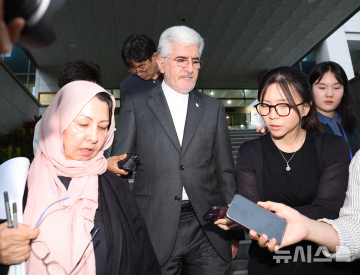 [서울=뉴시스] 조수정 기자 = 사이드 쿠제치 주한이란대사가 27일 오후 서울 종로구 외교부에서 HMM 선박 나무호 호르무즈 해협 피격 사건 조사결과와 관련해 초치된 뒤 청사를 떠나며 취재기자들의 질문에 답하고 있다. 2026.05.27. chocrystal@newsis.com