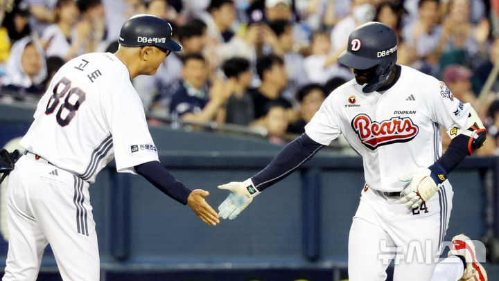 [서울=뉴시스] 박주성 기자 = 27일 오후 서울 송파구 잠실야구장에서 열린 2026 신한 SOL KBO리그 KT 위즈 대 두산 베어스의 경기, 3회말 원아웃 주자 1루에서 두산 카메론이 투런 홈런을 치고 있다. 2026.05.27. park7691@newsis.com