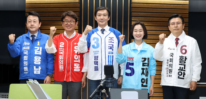 [서울=뉴시스] 정병혁 기자 = 경기 평택을에 출마하는 국회의원 후보자들이 27일 서울 양천구 목동 CBS에서 열린 박재홍의 한판승부 평택을 후보자 초청 토론회에서 기념 촬영을 하고 있다. 왼쪽부터 더불어민주당 김용남, 국민의힘 유의동, 조국혁신당 조국, 진보당 김재연, 자유와혁신 황교안 후보. (사진=노컷뉴스 제공) 2026.05.27. photo@newsis.com *재판매 및 DB 금지