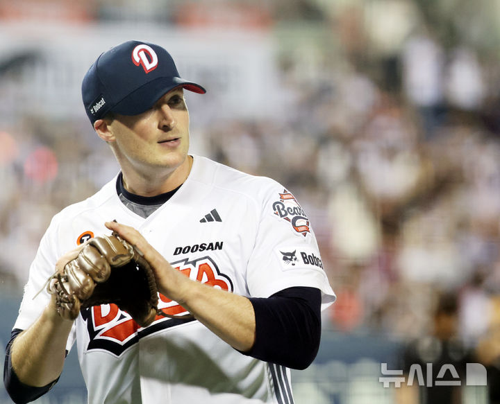 [서울=뉴시스] 박주성 기자 = 27일 오후 서울 송파구 잠실야구장에서 열린 2026 신한 SOL KBO리그 KT 위즈 대 두산 베어스의 경기, 6회까지 무실점으로 막은 두산 선발 벤자민이 덕아웃으로 들어오고 있다. 2026.05.27. park7691@newsis.com