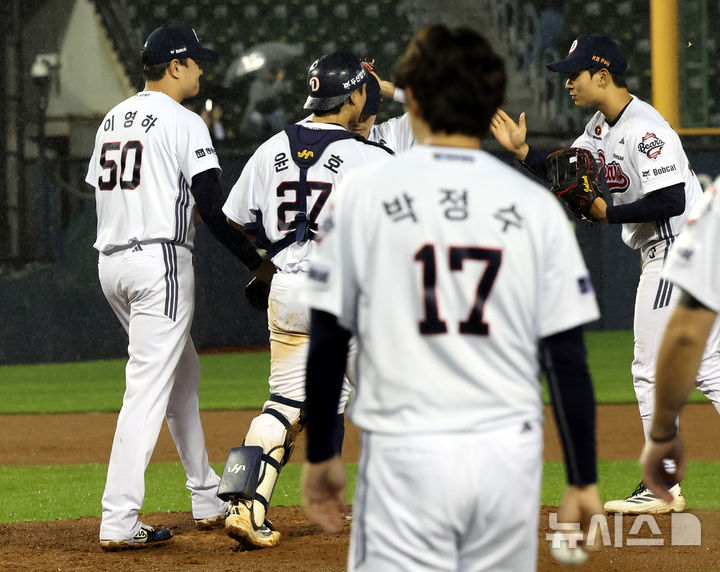 [서울=뉴시스] 박주성 기자 = 27일 오후 서울 송파구 잠실야구장에서 열린 2026 신한 SOL KBO리그 KT 위즈 대 두산 베어스의 경기, 두산이 KT에게 5대0 승리를 거둔 후 선수들이 기쁨을 나누고 있다. 2026.05.27. park7691@newsis.com