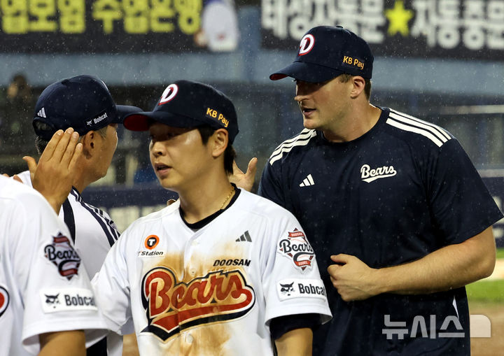 [서울=뉴시스] 박주성 기자 = 27일 오후 서울 송파구 잠실야구장에서 열린 2026 신한 SOL KBO리그 KT 위즈 대 두산 베어스의 경기, 두산이 KT에게 5대0 승리를 거둔 후 선발 투수 벤자민이 김원형 감독과 코칭스테프와 기쁨을 나누고 있다. 2026.05.27. park7691@newsis.com