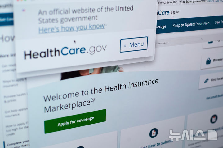 [뉴욕=AP/뉴시스]뉴욕의 한 컴퓨터 화면에 미국 의료보험 프로그램인 ‘Affordable Care Act’ 웹사이트 페이지들이 나타나 있다. 2025.08.19.