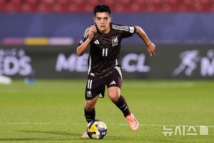 [산티아고=AP/뉴시스]멕시코 17세 축구 신성 힐베르토 모라. 2025.10.11.