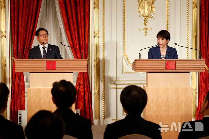 [도쿄=AP/뉴시스] 다카이치 사나에 일본 총리(오른쪽)와 페르디난드 마르코스 주니어 필리핀 대통령이 28일 도쿄 아카사카궁 국빈관에서 정상회담 후 공동 기자회견을 하고 있다. 2026.05.28.