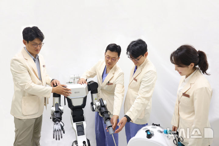 [서울=뉴시스] 삼성서울병원은 AI 기반 수술로봇 개발에 나선다. 사진은 수술로봇을 테스트 중인 연구진들. 왼쪽부터 정규환 지능형의료로봇연구센터 교수, 정용기 이비인후과 교수, 오남기 이식외과 교수. 배주영 성형외과 교수. (사진= 삼성서울병원 제공)