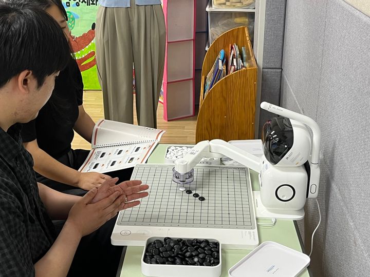 [안동=뉴시스] 오목두기 센스 로봇. (사진=경북도 제공) 2026.05.28. photo@newsis.com *재판매 및 DB 금지