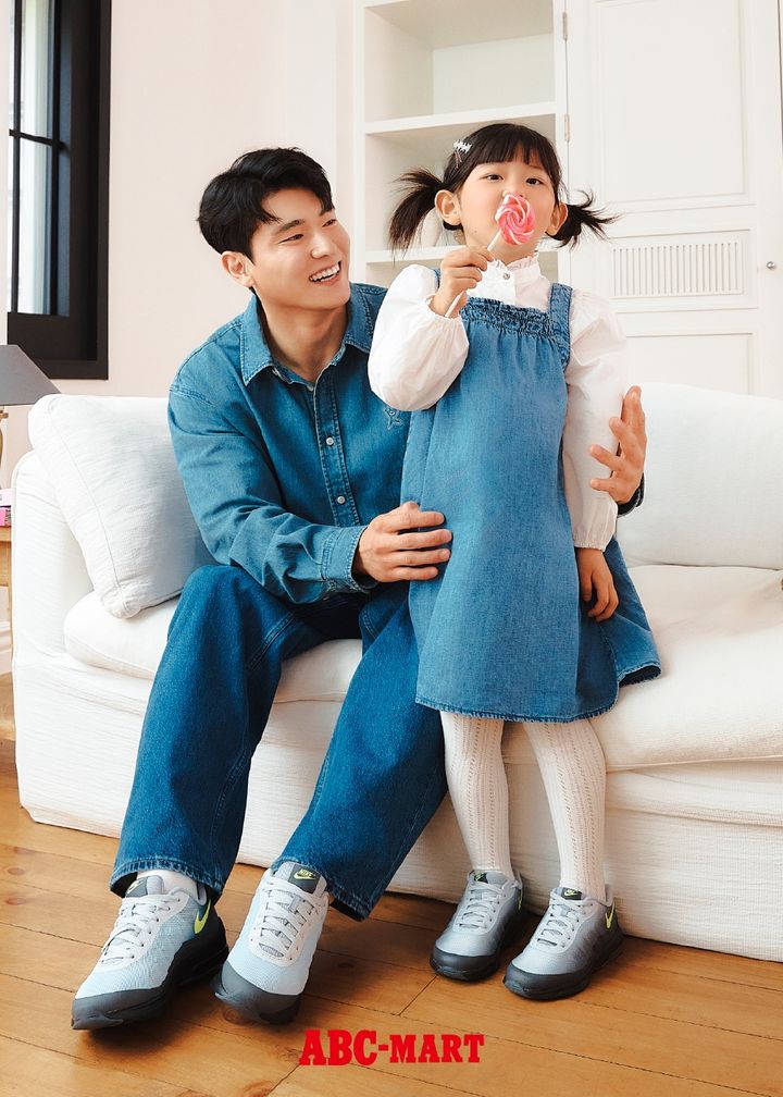 [서울=뉴시스] ABC마트 나이키 에어맥스 인비고 화보 공개. (사진=ABC마트 제공) *재판매 및 DB 금지