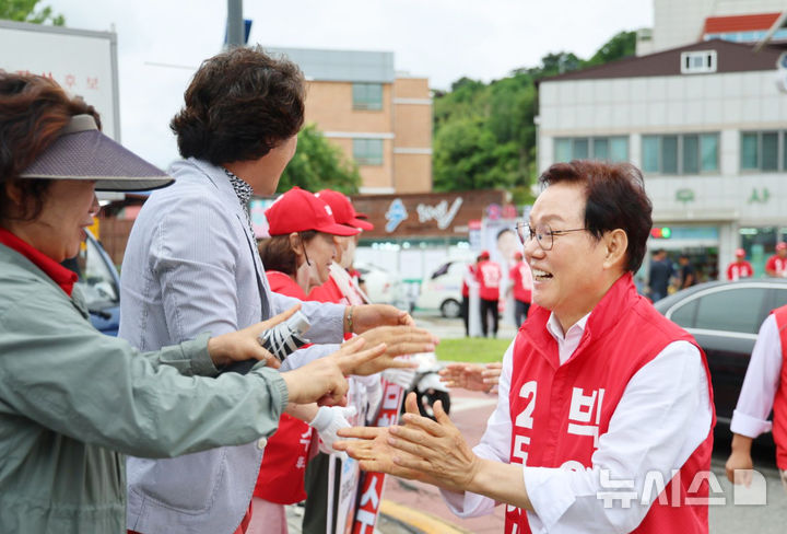 [하동=뉴시스]국민의힘 박완수 경남도지사 후보가 지난 27일 오후 하동공설시장을 찾아 지지를 호소하고 있다.(사진=박완수후보 선거사무소 제공) 2026.05.28. photo@newsis.com