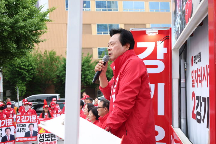 [창원=뉴시스] 강경국 기자 = 강기윤 국민의힘 창원시장 후보가 22일 오전 성산구 한서빌딩 앞에서 열린 성산구 원팀 출정식에서 지지를 호소하고 있다. (사진=강기윤 선대위 제공). 2026.05.28. photo@newsis.com *재판매 및 DB 금지