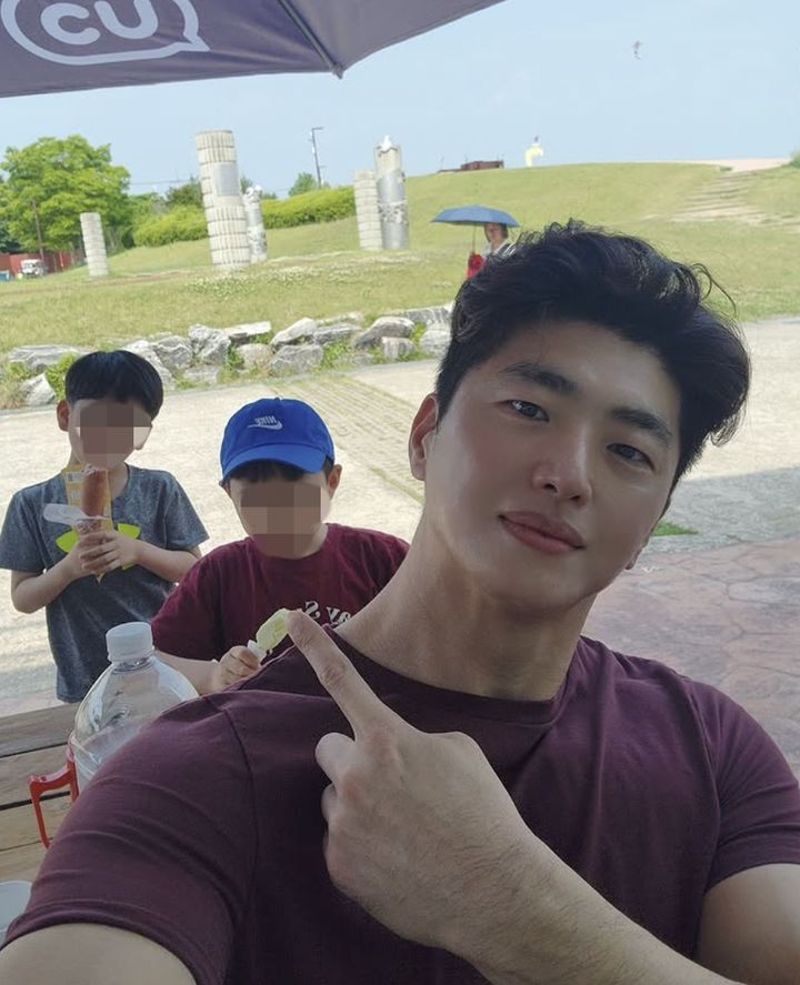 [서울=뉴시스]소재원 작가와 자녀들(사진=SNS 캡처) 2026.05.28. photo@newsis.com *재판매 및 DB 금지