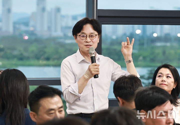 [세종=뉴시스]김정관 산업통상부 장관이 지난 27일 정부세종청사 인근에서 진행된 만찬 간담회에 참석해 기자들의 질문에 답변하고 있다.(사진=산업부 제공)