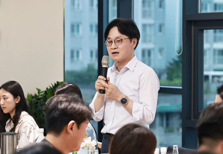 [세종=뉴시스]김정관 산업부 장관이 지난 27일 오후 세종 어진동 인근 식당에서 국민주권정부 출범 1년을 맞아 기자간담회를 열었다.(사진=산업부 제공) *재판매 및 DB 금지