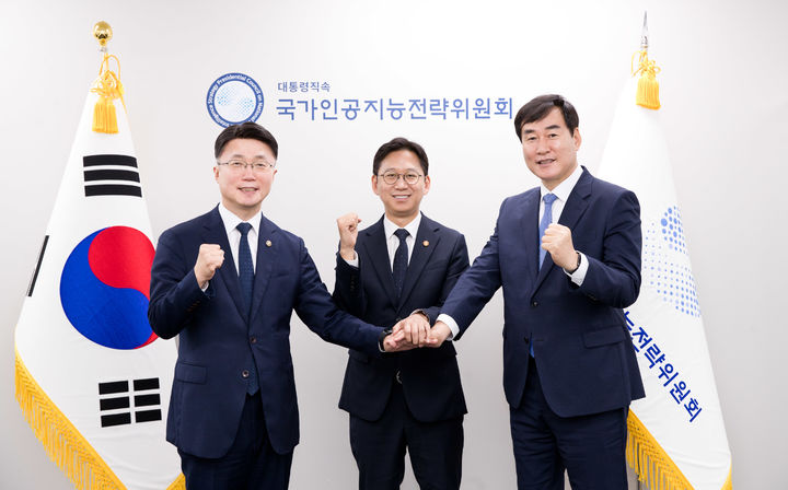[서울=뉴시스]배경훈 국가인공지능전략위원회 부위원장이 28일 오전 서울 중구 서울스퀘어 국가인공지능전략위원회에서 국내 첫 '보안취약점 상시 신고조치제' 시범사업 추진 관련 세리머니를 하고 있다. 왼쪽부터 류제명 과학기술정보통신부 제2차관, 배경훈 국가인공지능전략위원회 부위원장, 김창섭 국가정보원 제3차장.. (사진=과기정통부 제공) *재판매 및 DB 금지