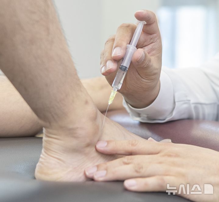 [서울=뉴시스] 자생한방병원 의료진이 발목 질환 환자에게 약침 치료를 하고 있다. (사진= 자생한방병원 제공)