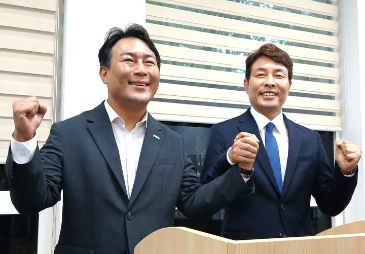 [대전=뉴시스] 조명휘 기자 = 더불어민주당 전문학(오른쪽) 대전 서구청장 후보와 조국혁신당 유지곤 후보가 28일 오전 대전시의회에서 후보단일화 결과를 발표하며 손을 맞잡고 있다. 2026.05.28. photo@newsis.com *재판매 및 DB 금지