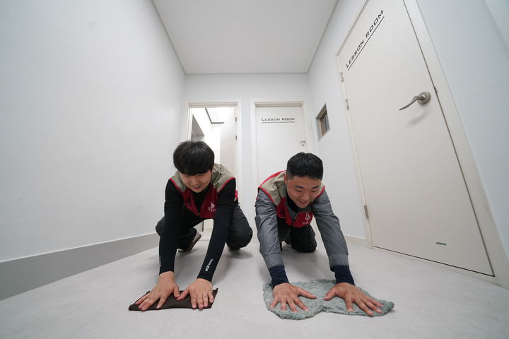 [서울=뉴시스] 롯데건설 샤롯데 봉사단이 지난 27일 세종시 조치원읍에 위치한 '세종시 이주노동자 복지센터'의 시설과 환경을 개선하는 '꿈과 희망의 러브하우스' 100호 봉사활동에 참여하고 있다. (제공=롯데건설) 2026.05.28. photo@newsis.com *재판매 및 DB 금지
