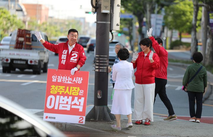 [청주=뉴시스] 국민의힘 이범석 청주시장 후보가 청주교도소 인근인 분평사거리에서 선거 유세를 하고 있다. (사진=이범석 캠프 제공) photo@newsis.com *재판매 및 DB 금지