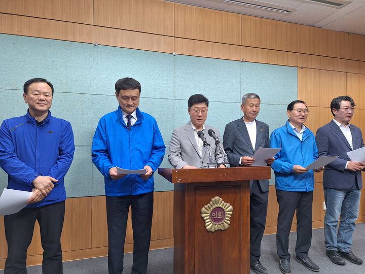 [전주=뉴시스] 최정규 기자 = 전북특별자치도의회 교섭단체 더불어민주당 의원들이 28일 전북도의회에서 기자회견을 하고 있다.2026.05.28. *재판매 및 DB 금지