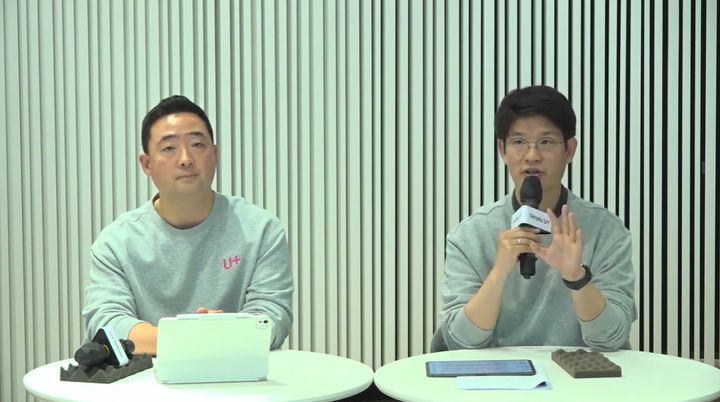[서울=뉴시스] LG유플러스는 28일 오전 온라인 기자간담회를 열고 요금 구조와 가입·이용 전 과정을 단순화하는 '심플리(Simply) 2.0'을 다음달 1일부터 시작한다고 밝혔다. 사진 왼쪽부터 강진욱 모바일·디지털사업그룹장(상무), 장준영 마케팅그룹장(상무). (사진=간담회 영상 갈무리) 2026.05.28. photo@newsis.com *재판매 및 DB 금지