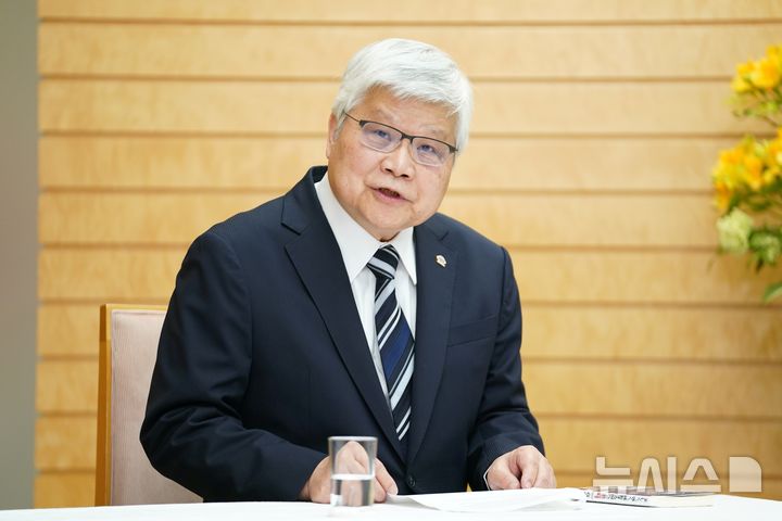 [도쿄=AP/뉴시스] 27일(현지 시간) 월스트리트저널(WSJ) 등 외신에 따르면 웨이저자 TSMC 회장 겸 최고경영자(CEO)는 이날 사내 타운홀 미팅에서 "올해 직원 이익배분 보너스 규모가 지난해보다 30% 이상 늘어날 것"이라고 말했다. 사진은 웨이 CEO가 2026년 2월5일 일본 도쿄 총리관저에서 다카이치 사나에 일본 총리와 만나 발언하고 있는 모습. 2026.05.28.
