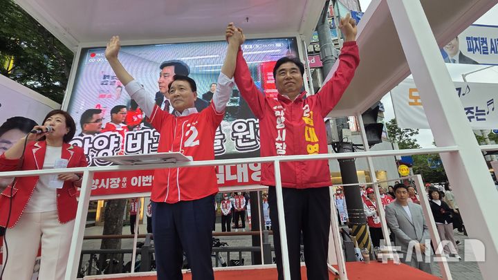 [안양=뉴시스] 김대영 후보(사진 오른쪽)가 성일종 의원의 지원 유세를 받으며 지지를 호소하고 있다. (사진=선거사무소 제공).2026.05.29.photo@newsis.com
