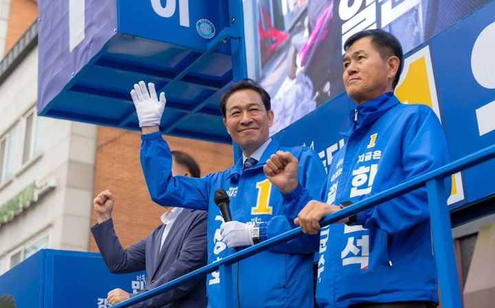 [춘천=뉴시스] 28일 더불어민주당 우상호 강원도지사 후보(사진 왼쪽)는 이날 오전 철원군청 앞에서 출근하는 철원군청 공무원과 군민들을 만나 출근인사를 하며 지지를 호소했다. 우상호 후보측 제공. *재판매 및 DB 금지