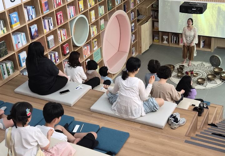 [대구=뉴시스] 대구 서구 내당도서관 1층 열린서재에서 열린 싱잉볼 명상 프로그램 모습. (사진=서구 제공) 2026.05.28. photo@newsis.com *재판매 및 DB 금지