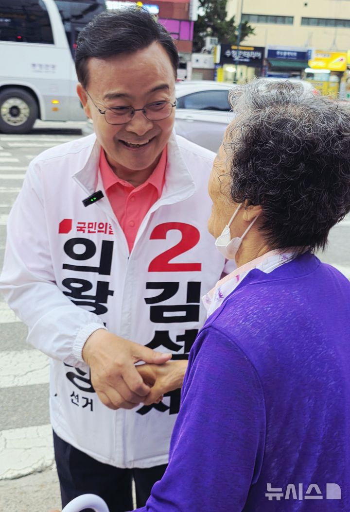 [의왕=뉴시스] 오전동에서 집중 유세를 마친 김성제 후보가 한 주민과 악수를 하며 지지를 호소하고 있다.(사진=선거사무소 제공).2026.05.28.photo@newsis.com