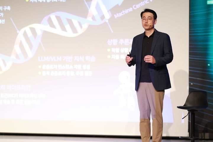 이경일 솔트룩스 대표가 28일 서울에서 연례 AI 컨퍼런스 'SAC 2026'을 열고, 온톨로지 기반의 차세대 언어모델 '루시아(LUXIA) 4.0'을 비롯한 풀스택 AI 라인업을 공개했다. (사진=솔트룩스 제공) *재판매 및 DB 금지
