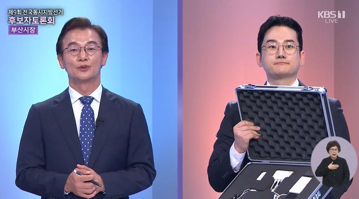 [부산=뉴시스] 26일 오후 부산 수영구 KBS부산방송총국에서 열린 부산시선거방송토론위원회 주관 제9회 전국동시지방선거 부산시장 후보 토론회에서 개혁신당 정이한 후보(오른쪽)가 더불어민주당 전재수 후보를 향해 거짓말탐지기를 꺼내 보이고 있다. (사진=KBS부산 유튜브 캡처) 2026.05.28. photo@newsis.com *재판매 및 DB 금지