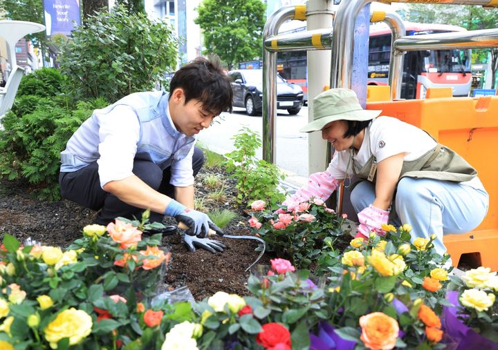 [서울=뉴시스] 커뮤니티 가드닝 데이. (사진=강남구 제공) 2026.05.28. photo@newsis.com *재판매 및 DB 금지