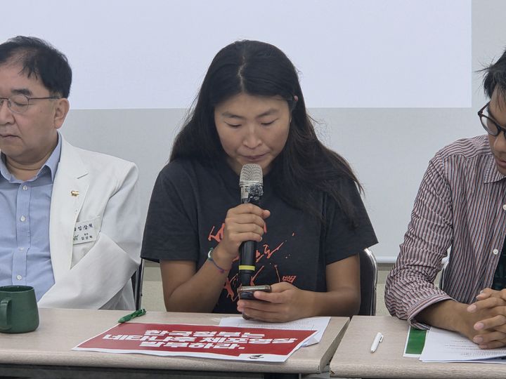 [서울=뉴시스] 이지영 기자= 김아현(활동명 해초)씨가 28일 서울 중랑구 녹색병원에서 '이스라엘의 평화항해 활동가 가혹행위 증언 및 규탄 기자회견'을 열린 기자회견에서 발언하고 있다. 2026.05.28. jee0@newsis.com *재판매 및 DB 금지