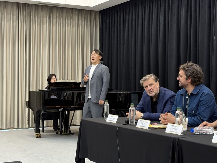 [서울=뉴시스] 한이재 기자 = 김재석 테너가 '피터 그라임스' 프로덕션 미팅에서 아리아를 선보이고 있다. 2026.05.28. nowone@newsis.com *재판매 및 DB 금지