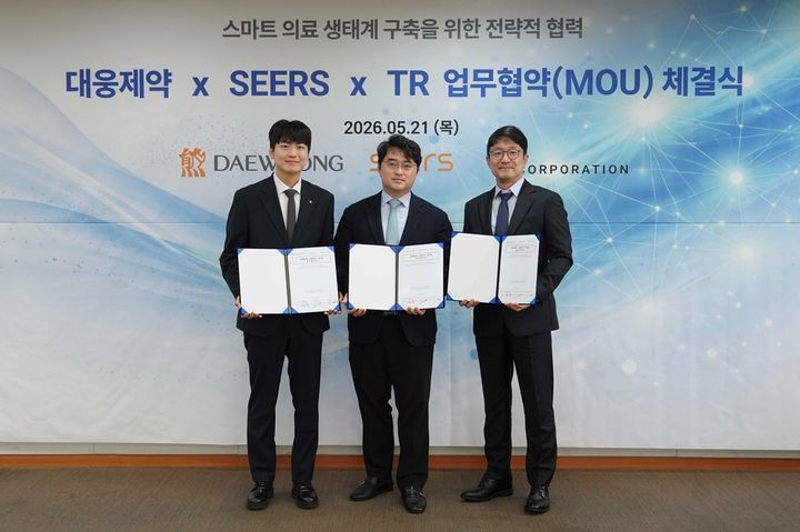 [서울=뉴시스] 김병수 티알 대표, 이창재 대웅제약 대표, 이영신 씨어스 대표가 기념 촬영을 하고 있다. (사진=대웅제약 제공) 2026.05.28. photo@newsis.com *재판매 및 DB 금지