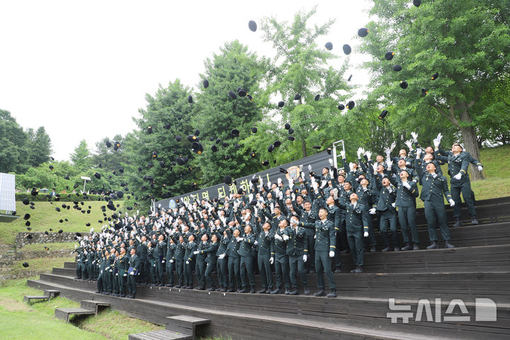 [경기광주=뉴시스] 육군특수전 학교가 28일 특전부사관 임관식을 가졌다. 사진은 수료한 특전부사관들이 베레모를 던지고 있는 모습 (사진=육군특수전학교 제공) 2026.05.28.photo@newsis.com