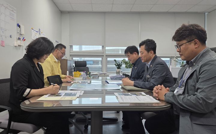 [창녕=뉴시스] 심상철 창녕군수 권한대행과 공무원들이 행정안전부 자연재난대응국 윤진호 국장을 만나 사업 필요성을 설명하고 있다. (사진= 창녕군 제공) 2026.05.28. photo@newsis.com *재판매 및 DB 금지