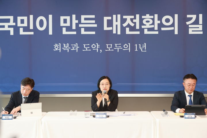[서울=뉴시스]한성숙(가운데) 중소벤처기업부 장관.(사진=중소벤처기업부 제공) 2026.05.28. photo@newsis.com *재판매 및 DB 금지