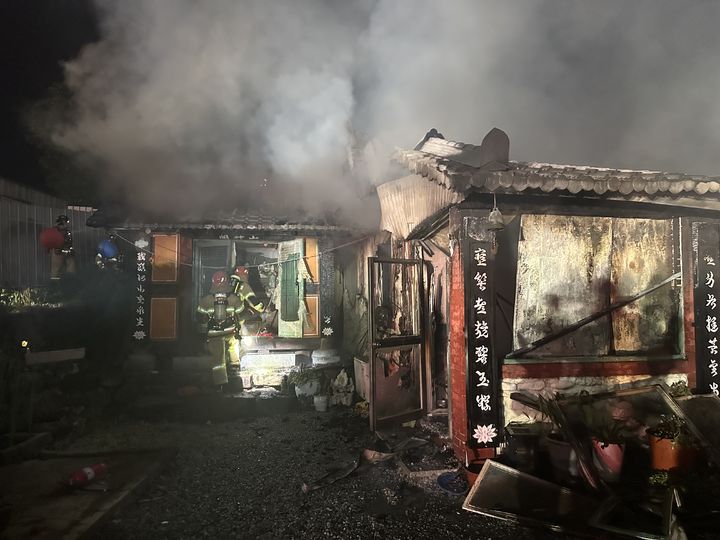 [울산=뉴시스] 27일 오후 울산 울주군 웅촌면 한 사찰에서 연기가 올라오고 있다. (사진=울산소방본부 제공) 2026.05.28. photo@newsis.com *재판매 및 DB 금지