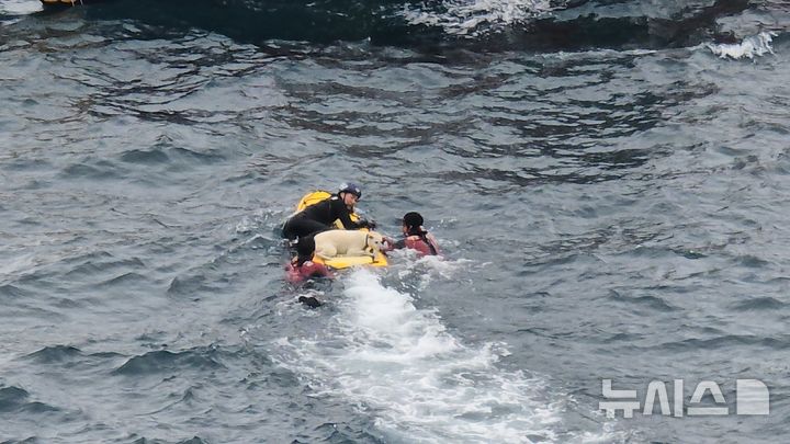 [제주=뉴시스] 27일 오전 제주 서귀포시 소정방폭포 인근 해상에서 추락한 반려견이 해경 구조대에 의해 구조되고 있다. (사진=서귀포해양경찰서 제공) 2026.05.28. photo@newsis.com