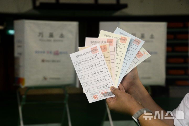 [전주=뉴시스] 김얼 기자 = 제9회 전국동시지방선거 사전투표를 하루 앞둔 28일 전북 전주시 덕진구 전주실내체육관에 마련된 덕진동 사전투표소에서 본사 기자가 투표용지를 들고 있다. 2026.05.28. pmkeul@newsis.com