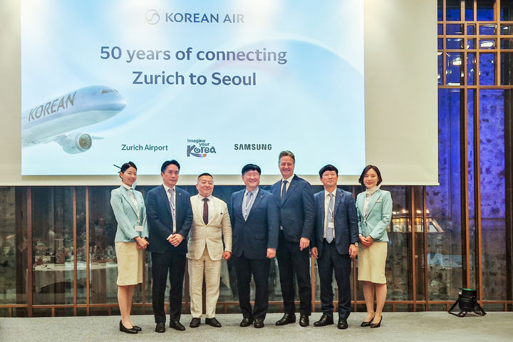 [서울=뉴시스] 대한항공은 27일(현지시간) 스위스 취리히 비더 호텔(Widder Hotel Zurich)에서 취리히 노선 취항 50주년 기념 행사를 개최했다. 사진은 행사에 참여한 최정호 대한항공 영업 총괄 부사장(가운데), 이석우 대한항공 여객영업부 담당 상무(오른쪽에서 두번째), 신우식 주스위스 대한민국 대사 대리(왼쪽에서 세번째), 스테판 그로스 취리히 공항 최고책임자(오른쪽에서 세번째) 등 주요 관계자들이 기념사진을 촬영하는 모습.(사진제공=대한항공) 2026.05.28. photo@newsis.com *재판매 및 DB 금지