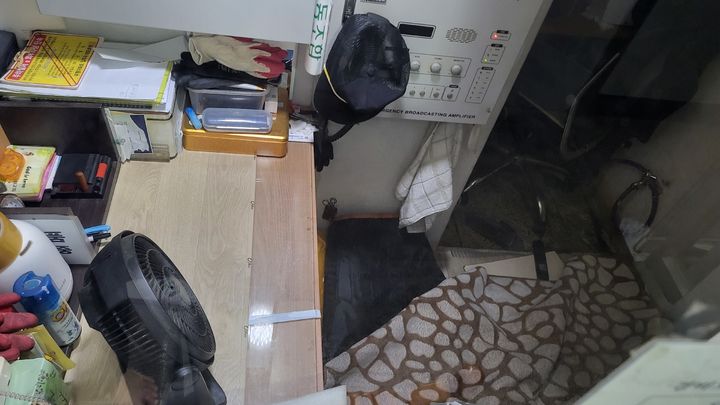[서산=뉴시스] 지난 25일 충남 서산의 한 아파트 70대 경비원이 휴게시간 좁은 경비실에서 쉬다 쓰러진 곳 현장 모습. (사진=민주노총, 서산 노동시민사회단체 제공) 2026.05.28. photo@newsis.com *재판매 및 DB 금지