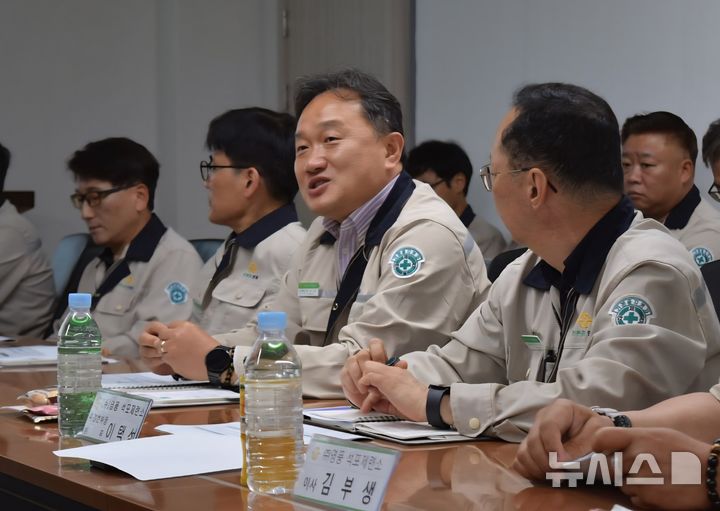 [봉화=뉴시스] 김진호 기자 = 임노규 석포제련소장이 환경 및 안전관리 개선 노력을 설명하고 있다. 2026.05.28. kjh9326@newsis.com