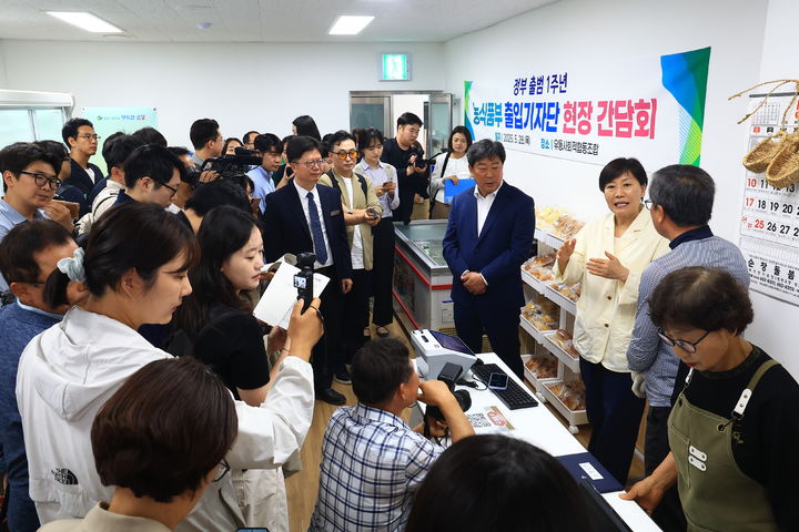 [순창=뉴시스] 송미령 농림축산식품부 장관이 28일 전북 순창군 농어촌기본소득 시범사업 지역인 유등면 순창곳간을 찾아 관계자들과 대화하고 있다. (사진 = 농식품부 제공) 2026.05.28; *재판매 및 DB 금지