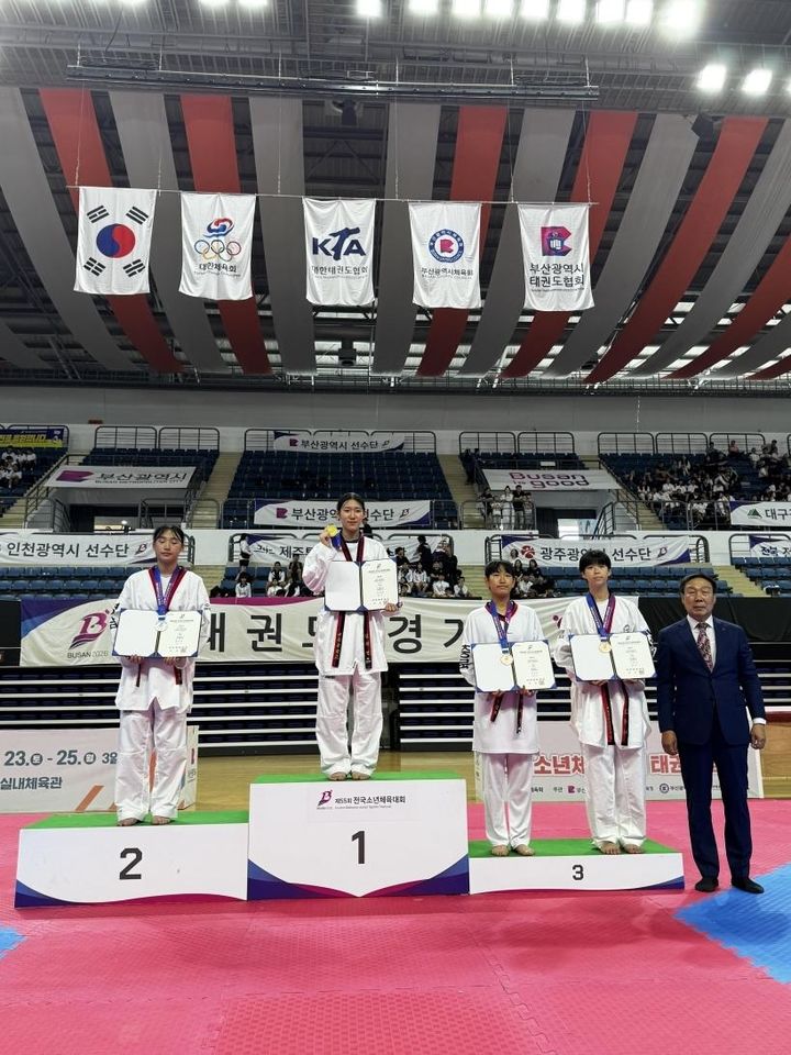 [고성(경남)=뉴시스] 신정철 기자= 경남 고성군 학생들이 지난 23~26일까지 부산광역시 일원에서 개최된 제55회 전국소년체육대회에서 금 2개, 은 2개, 동 2개를 획득했다.사진은 태권도 종목 윤지나(소가야중) 선수의 은메달 획득 기념 사진.(사진=고성교육지원청 제공).2026.05.28. photo@newsis.com *재판매 및 DB 금지
