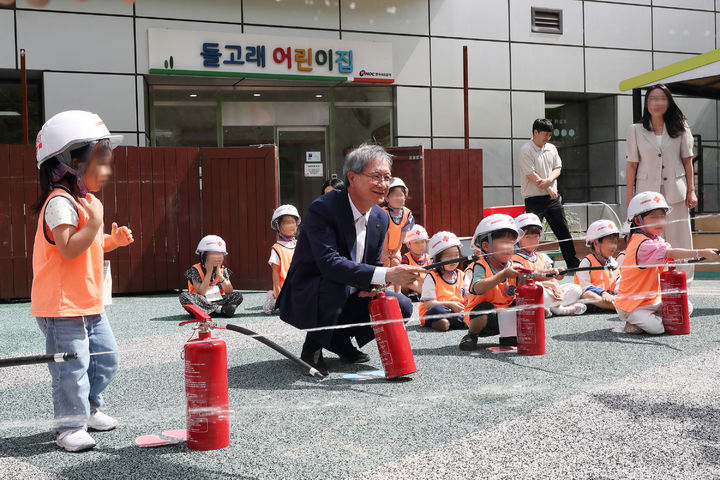 [세종=뉴시스] 한국석유공사는 28일 사내어린이집에서 원아 대상 집중안전점검 행사를 개최했다고 밝혔다. (사진=석유공사 제공) 2026.05.28. photo@newsis.com *재판매 및 DB 금지