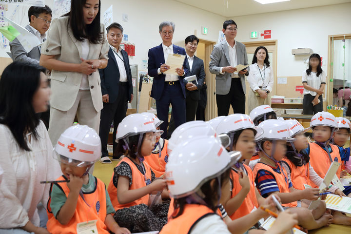 [세종=뉴시스] 한국석유공사는 28일 사내어린이집에서 원아 대상 집중안전점검 행사를 개최했다고 밝혔다. (사진=석유공사 제공) 2026.05.28. photo@newsis.com *재판매 및 DB 금지